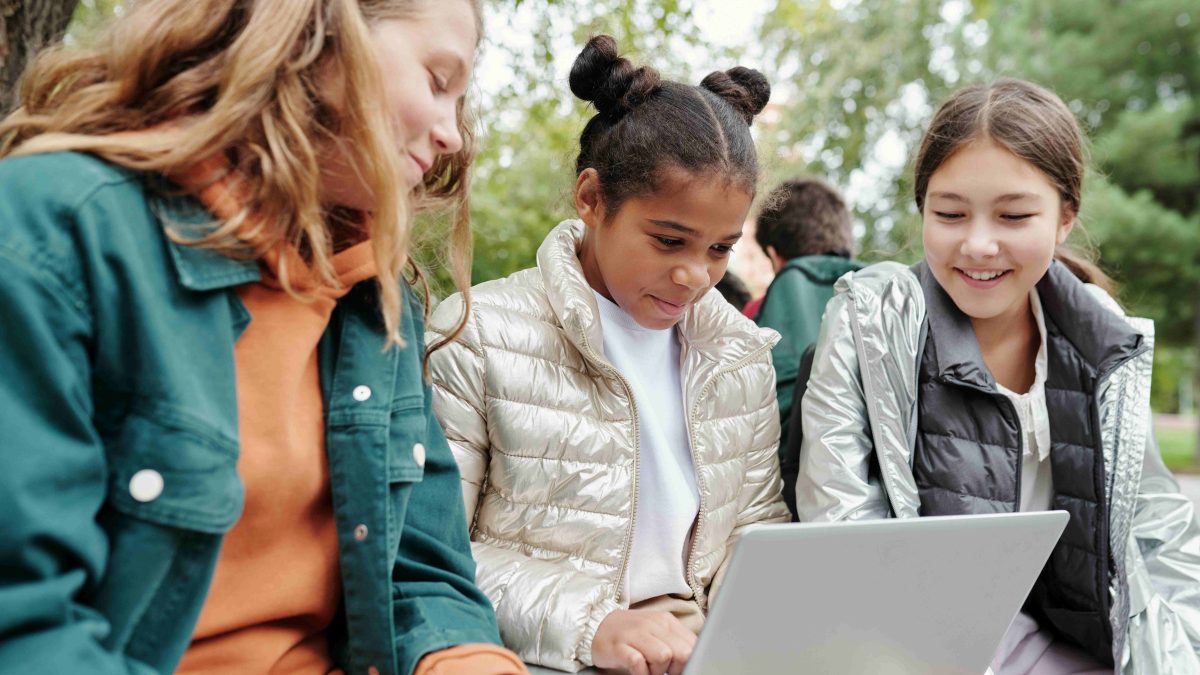 kids listening to e-learning voice over actors